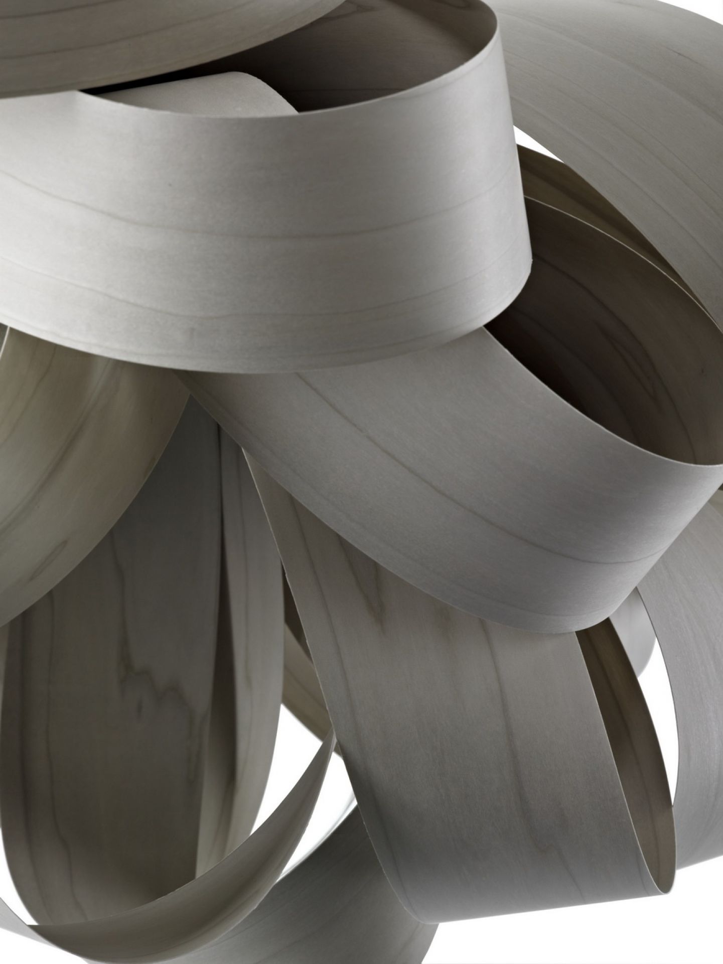 Detailaufnahme der Agatha S Pendelleuchte von LZF Lamps mit geschwungenen Holzfurnier-Elementen.